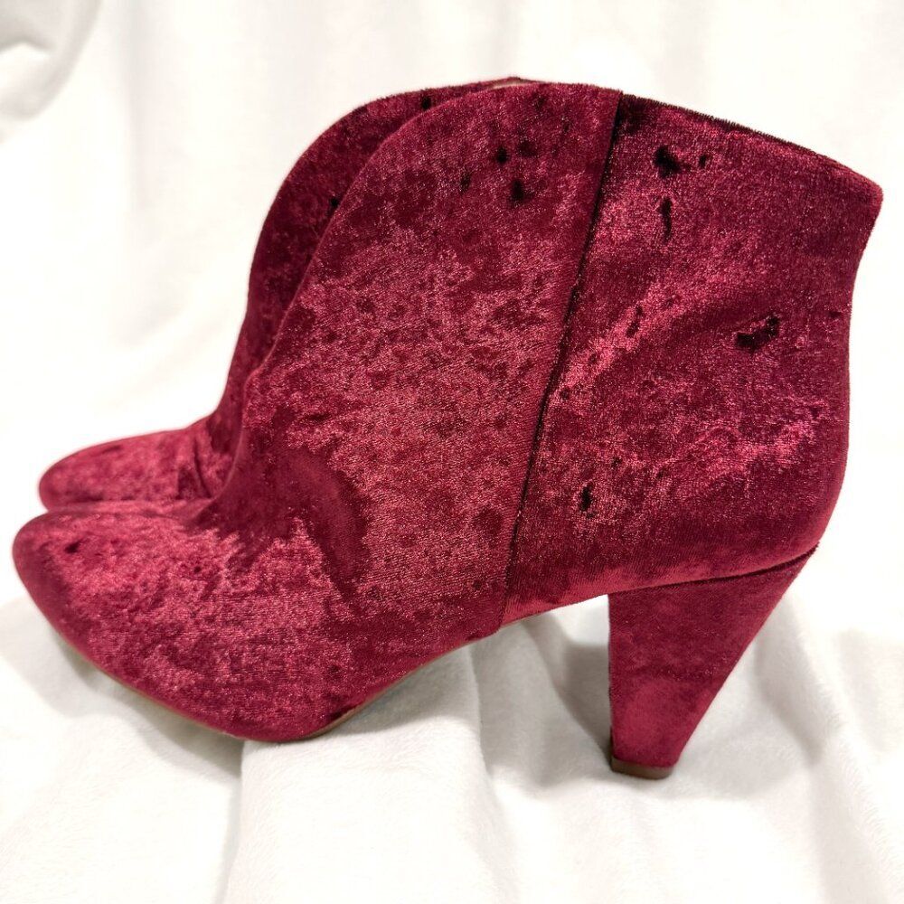 Vince Camuto Evanata Crushed Velvet Merlot Red Ankle Booties 9.5 Festive Vamp - Picture 2 of 9